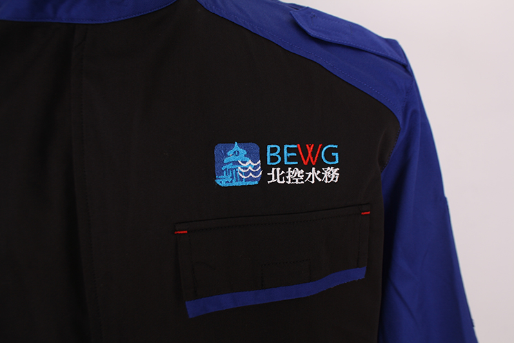 左胸LOGO刺繡平貼兜帶兜蓋有配色，易撕拉部位都采用打結(jié)加固